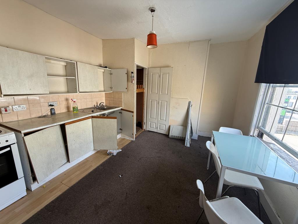Lot: 98 - FREEHOLD BUILDING WITH PLANNING FOR EXTENSION - Flat A kitchen and dining room